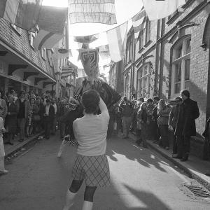 Old Oss and Female Teaser, crowds behind the oss
