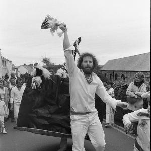 Man teasing the Old Oss