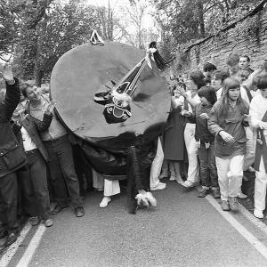 Old Oss with crowds around the Oss