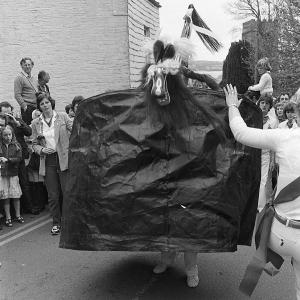 Old Oss dancing, woman teasing