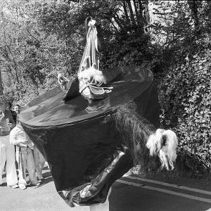 Old Oss with people walking