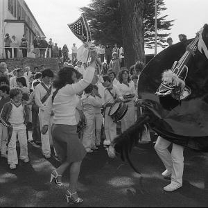 Old Oss with woman teasing
