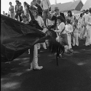 Old Oss with woman teasing  with kids around