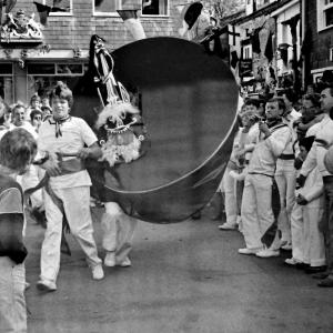 blue ribbon being teased at 10am