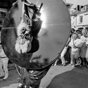 blue ribbon being teased at 10am