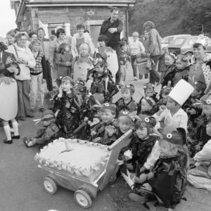 children dressed up as birds