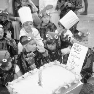 children dressed up as birds