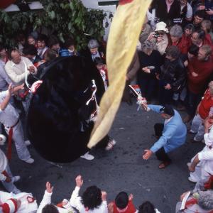 Old Oss being teased outside the Golden Lion