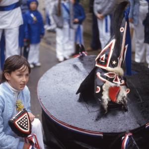 Children's Oss, Blue Ribbon oss being teased in the rain