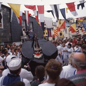 Blue Ribbon Oss being teased in town