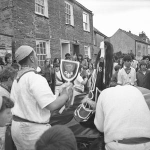 Old Oss changing rider