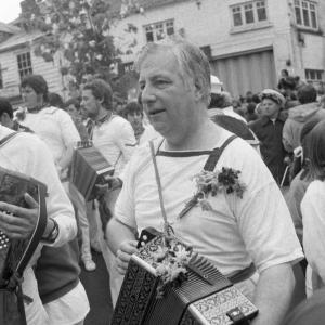 accordion player under maypole