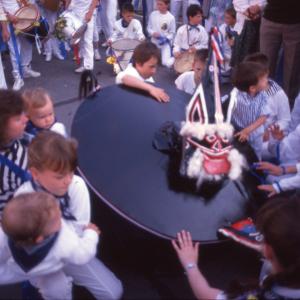 Blue Ribbon Oss Clucky with kids