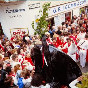Old Oss being teased in very crowded Lanadwell Street