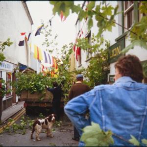 Decorating Golden Lion pub with foliage
