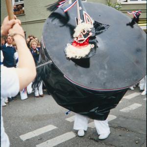 Blue Ribbon oss dancing on road