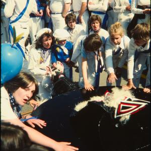 Blue Ribbon Oss Clucky w children