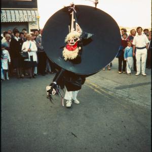 Blue Ribbon Oss on quay