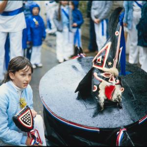 Children's Oss, Blue Ribbon oss being teased in the rain