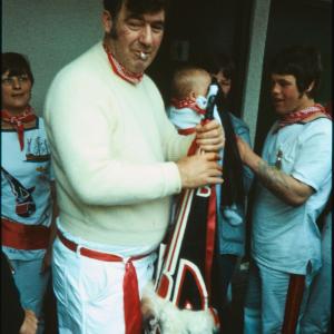 Man holding Old Oss hat 