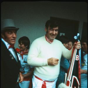 Man holding Old Oss hat 