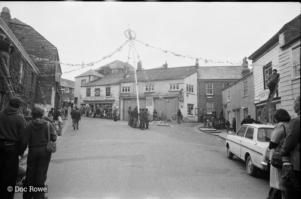 Maypole going up