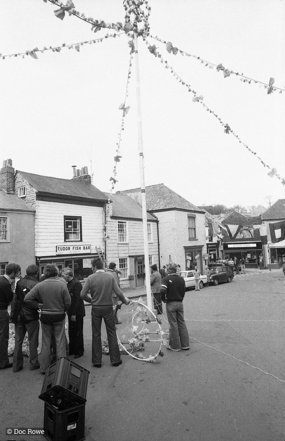 Maypole going up