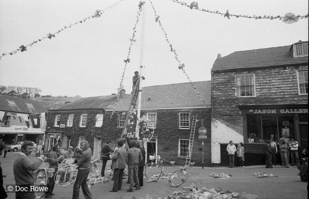 Maypole going up