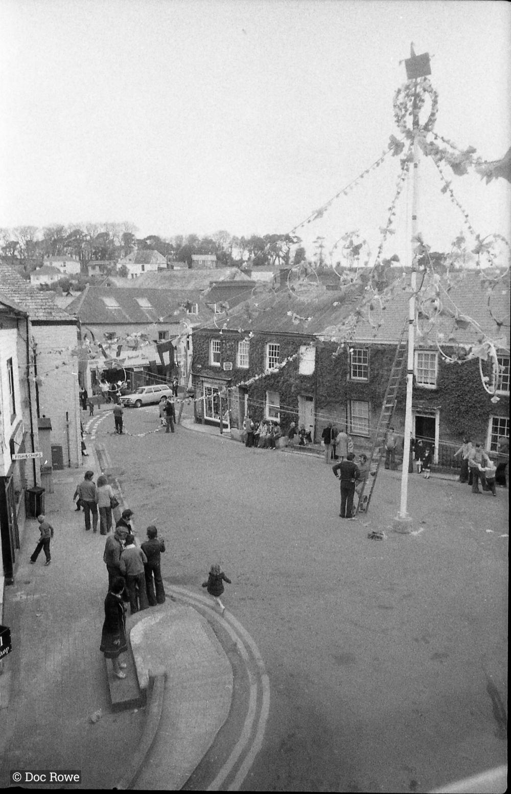 Maypole going up