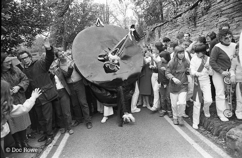 Old Oss with crowds around the Oss