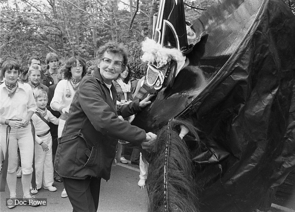 Woman and Old Oss, holding hands