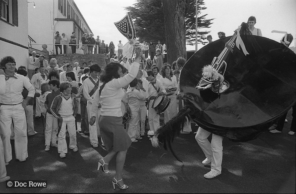 Old Oss with woman teasing