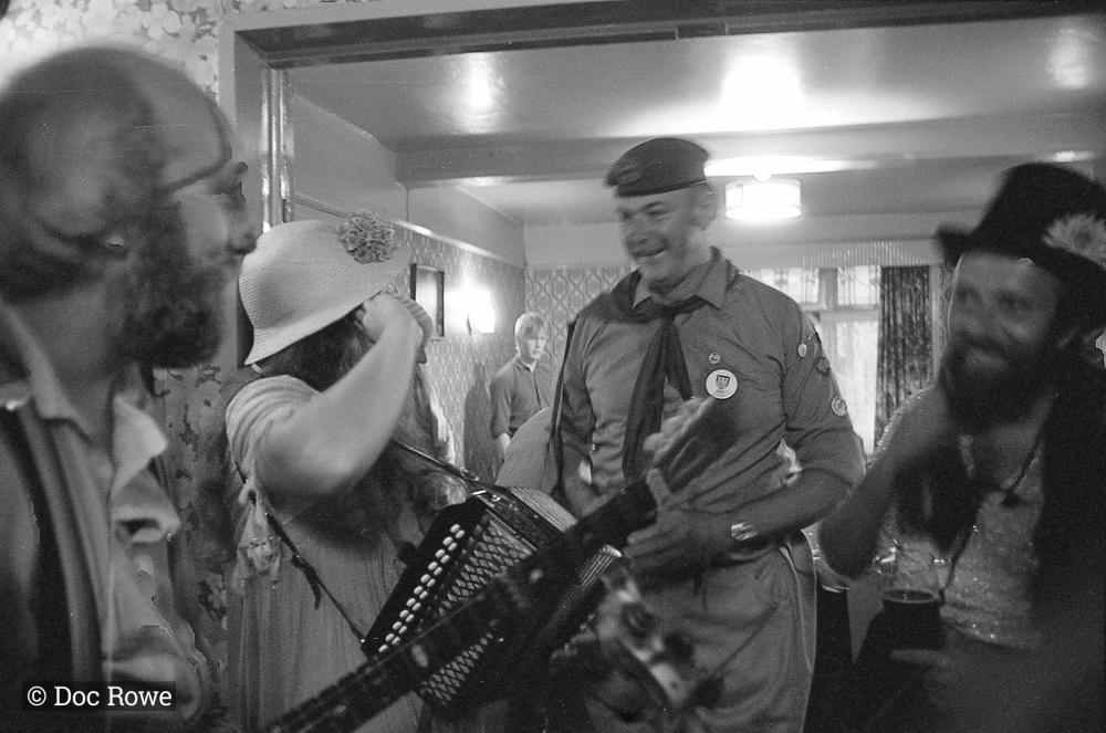 Merrymakers musicians in pub 11