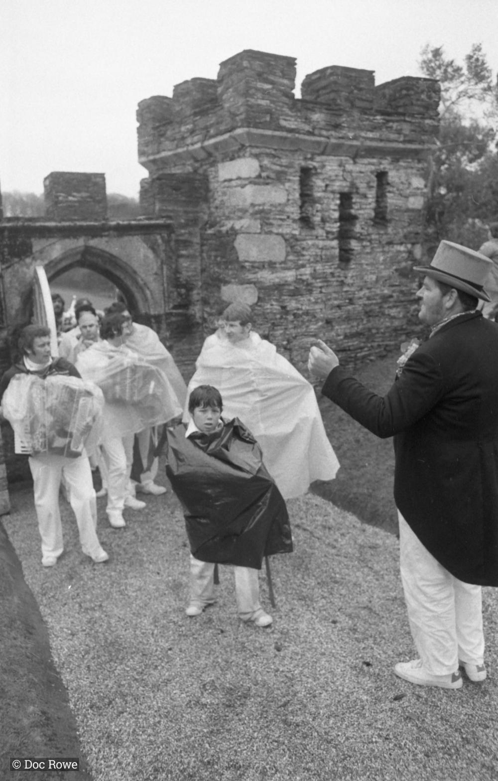 master of ceremonies w kids at prideaux place gate