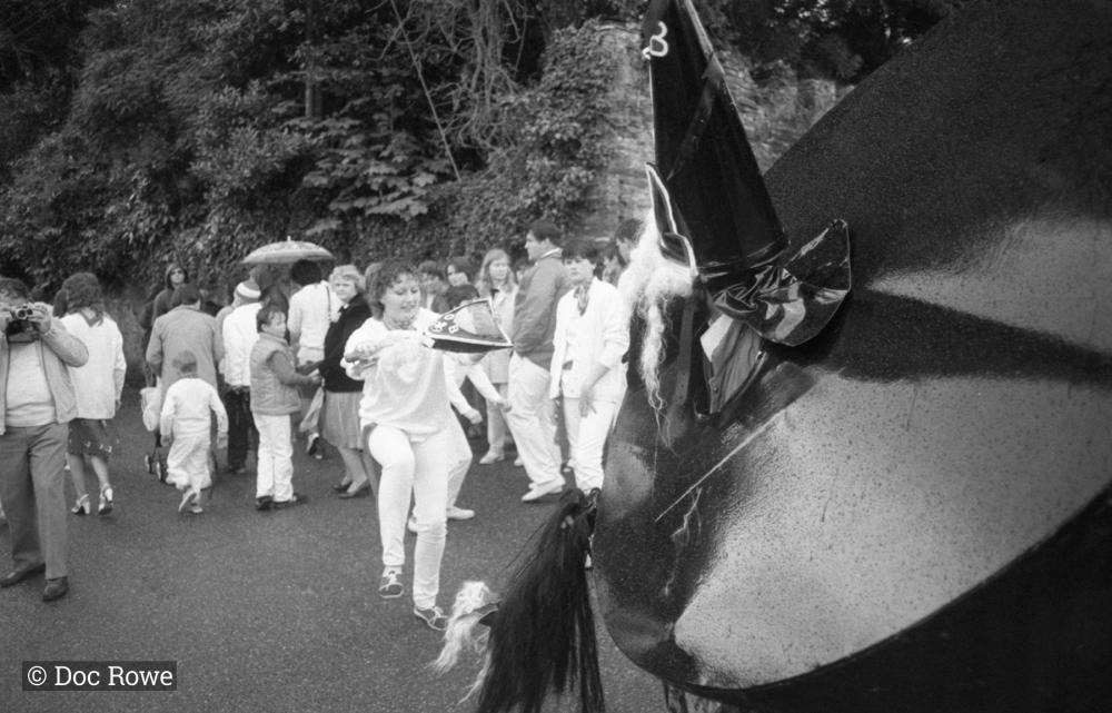 woman teasing old oss