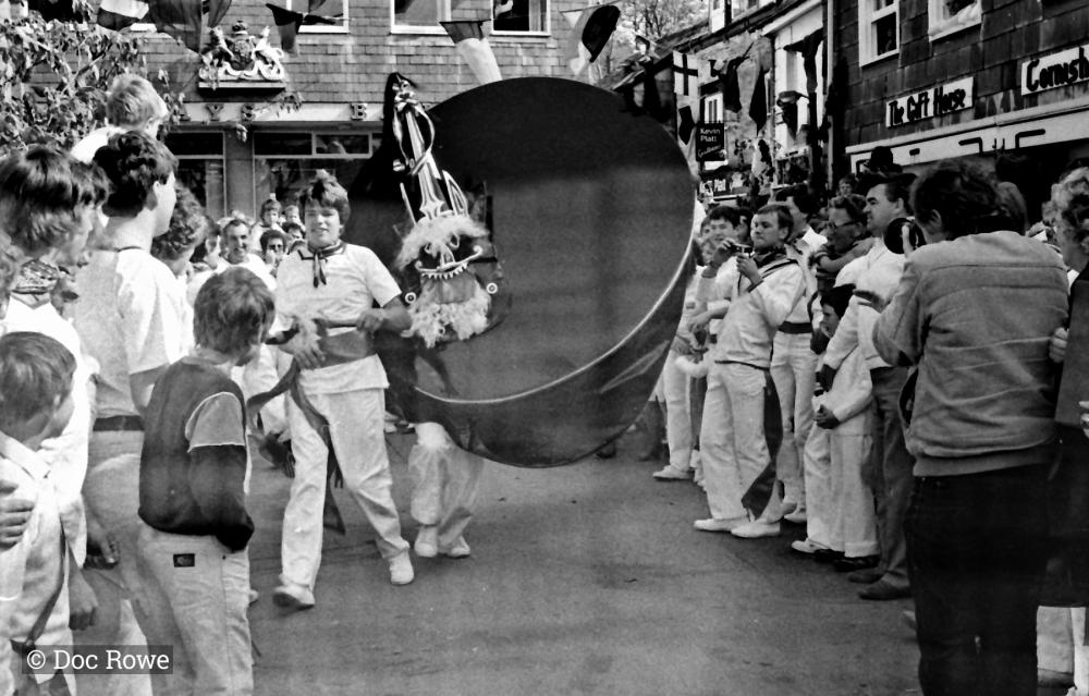 blue ribbon being teased at 10am