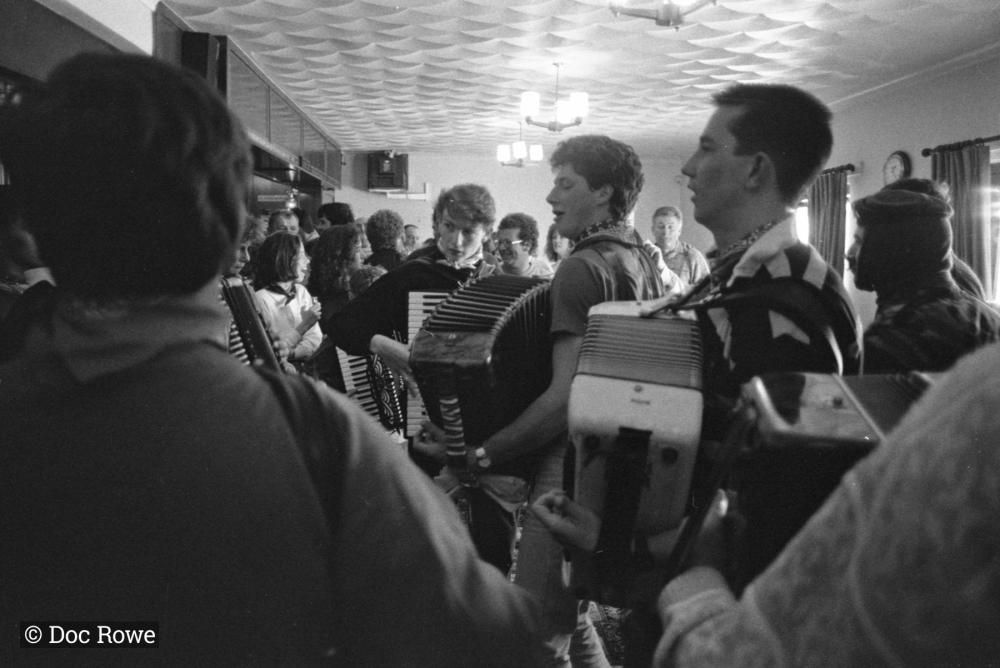 accordion players in pub