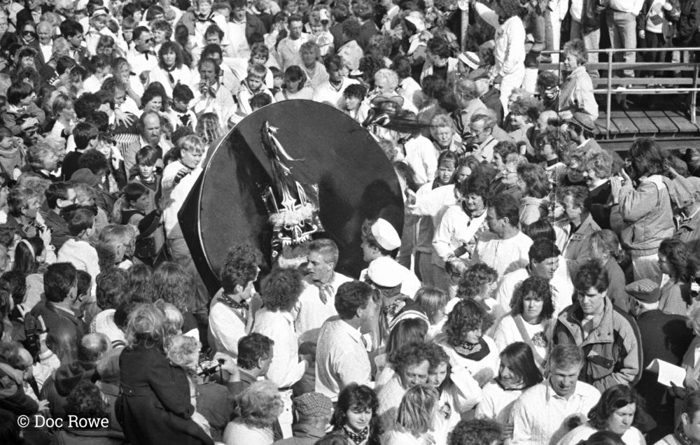 blue ribbon oss in crowd 