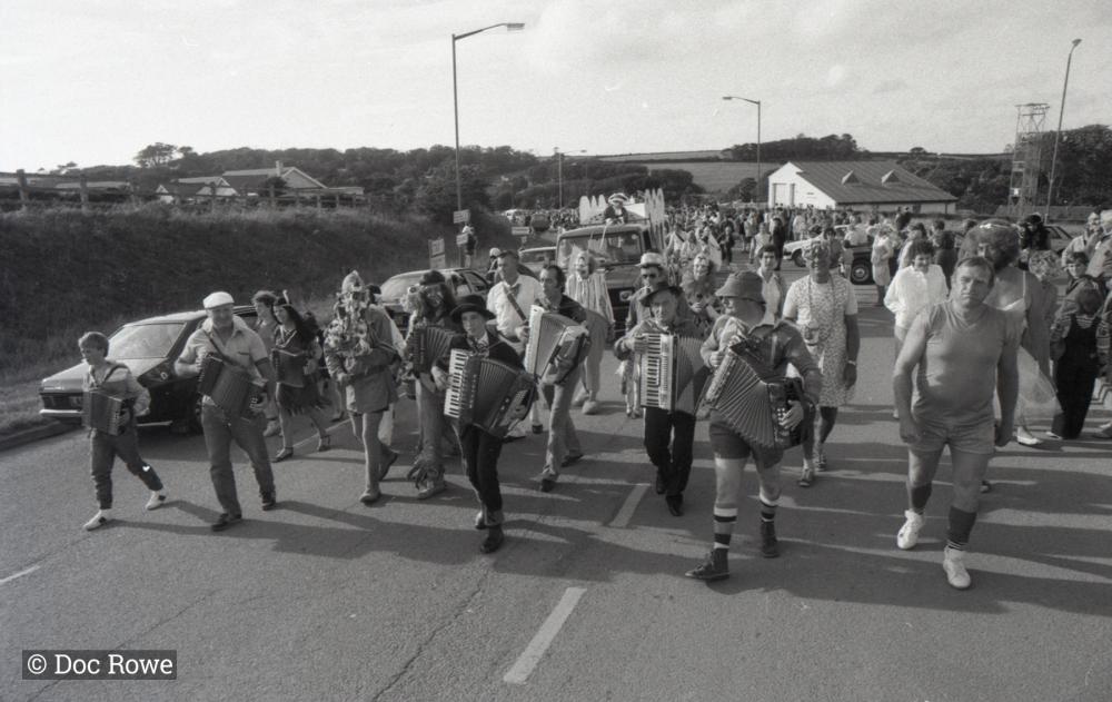 Accordion players in road