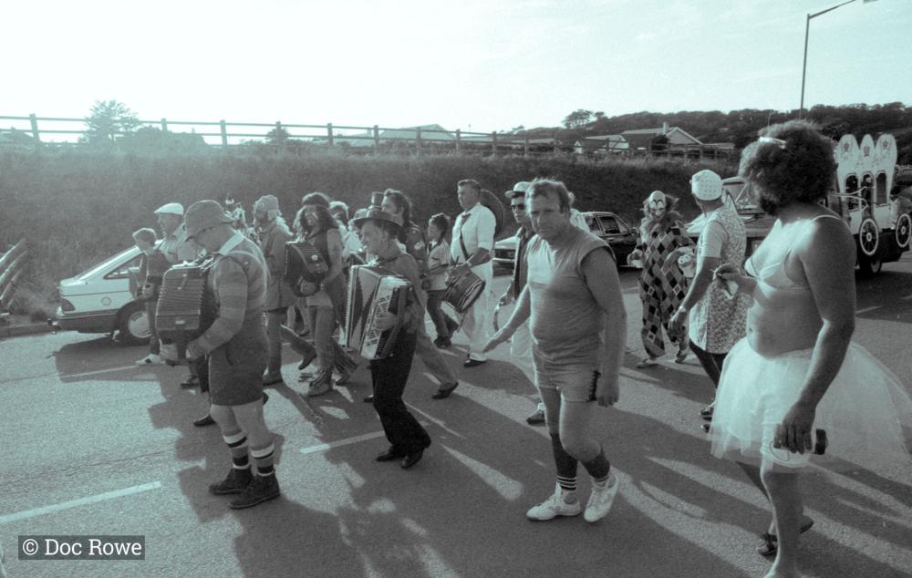 accordion players in road