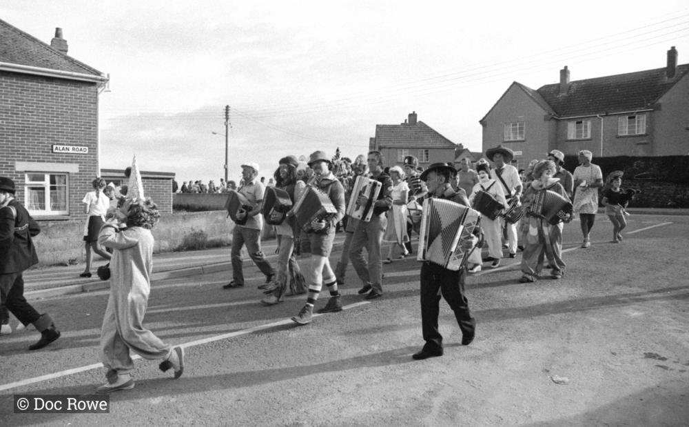 accordion players in road