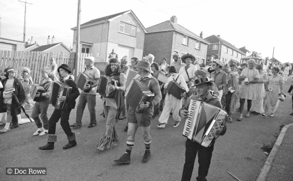 accordion players in road