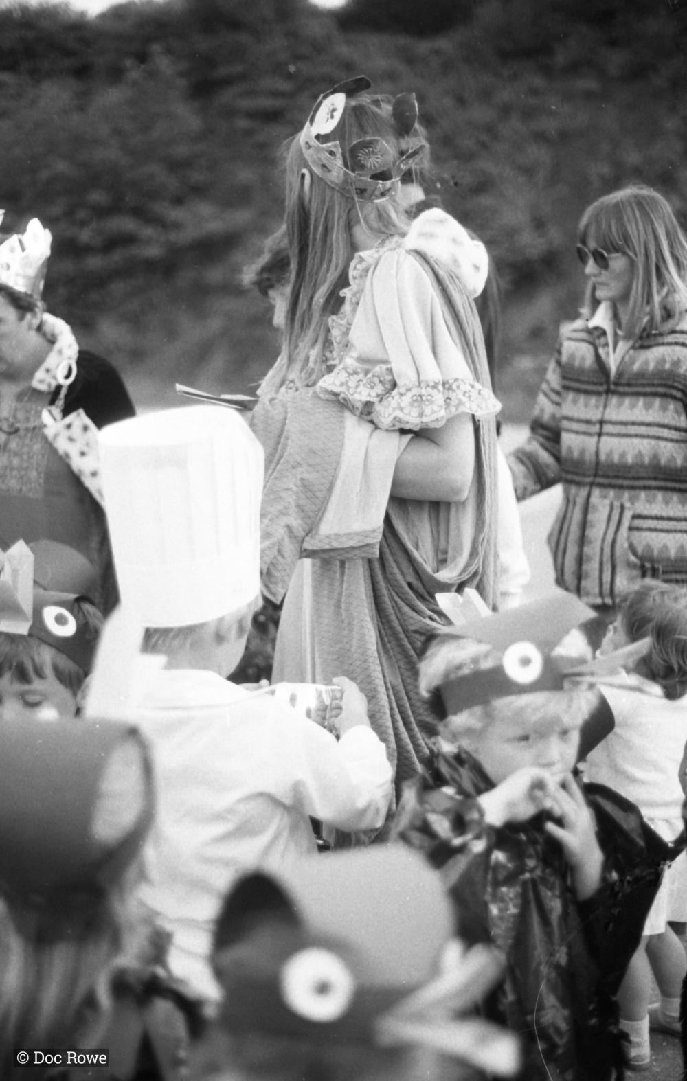 children dressed up as birds