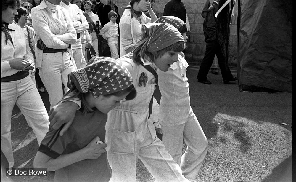 Children walking behind Oss 