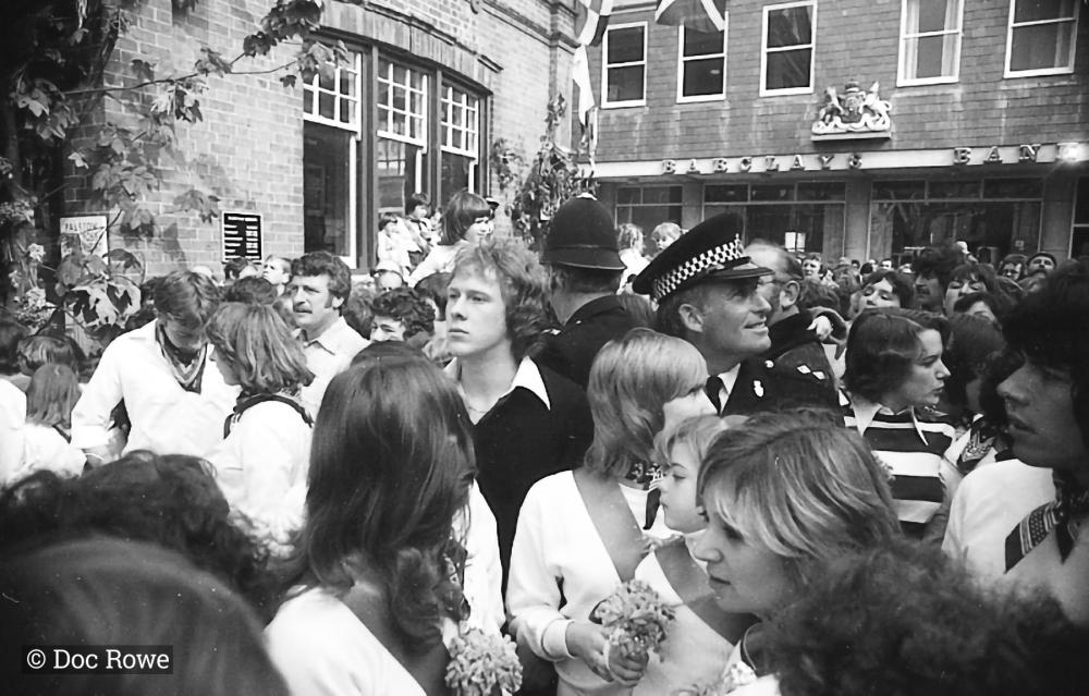 people gathered at 10 o'clock outside institute