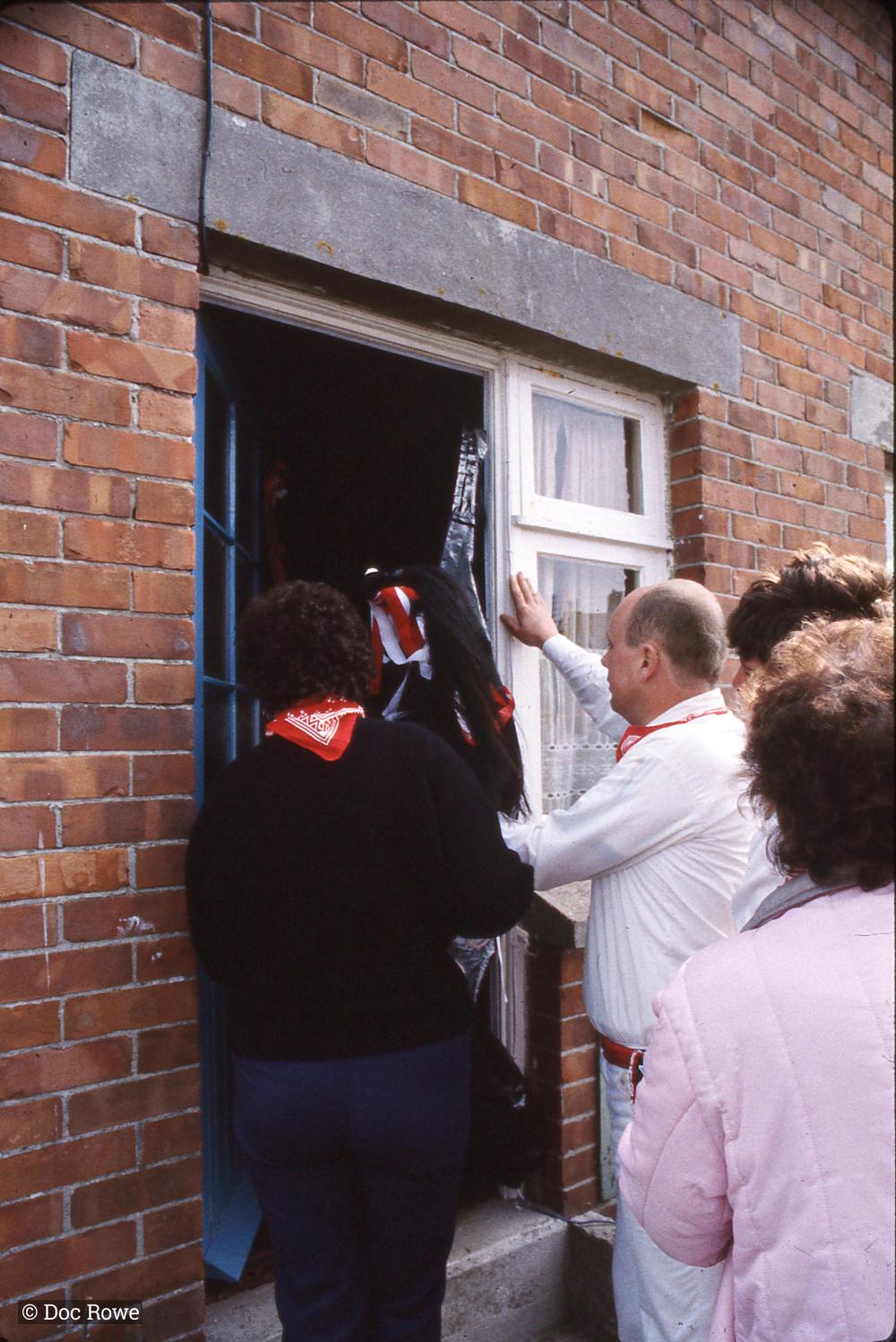 Old Oss going inside house