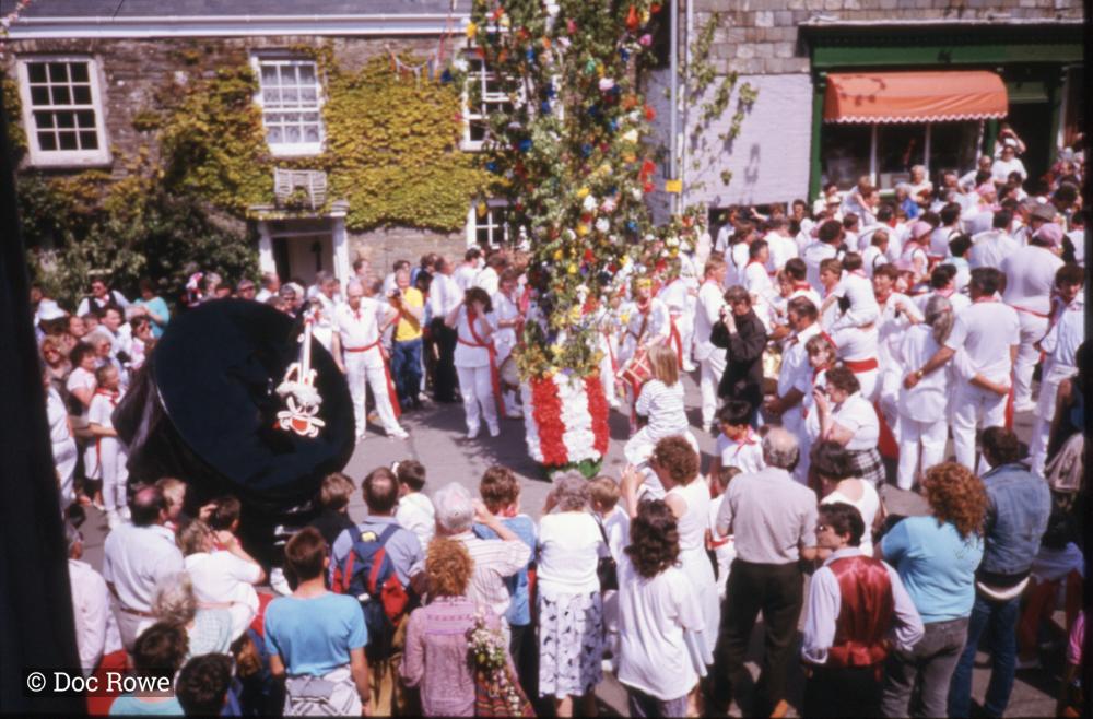 Old Oss dancing under the Maypole