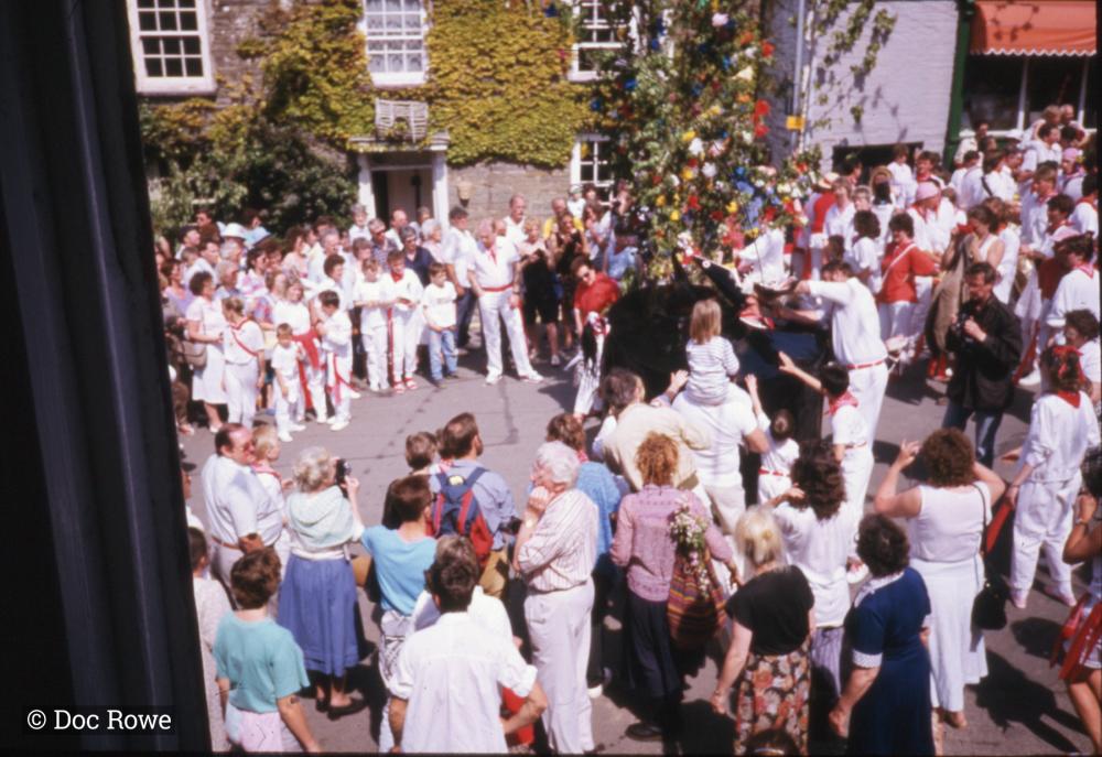 Old Oss dancing under the Maypole