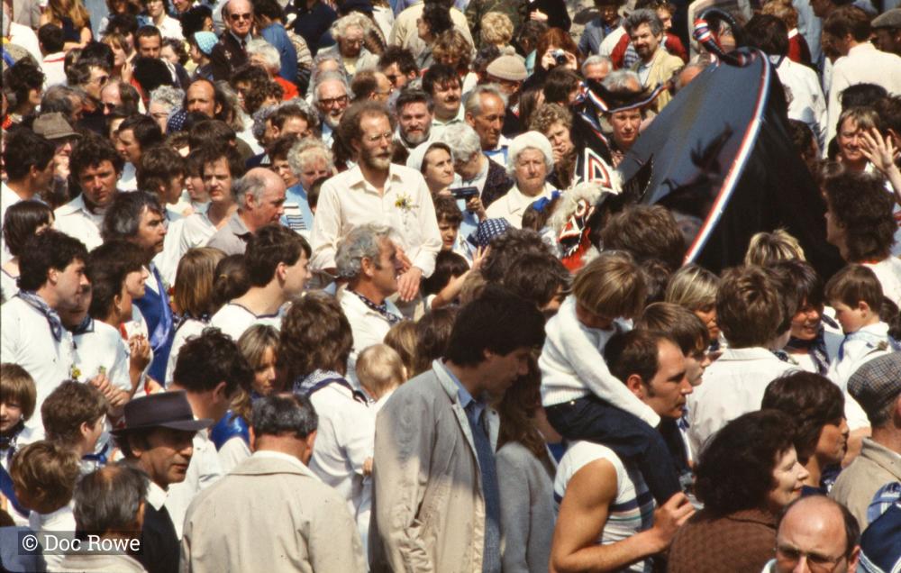 Blue Ribbon amongst crowd