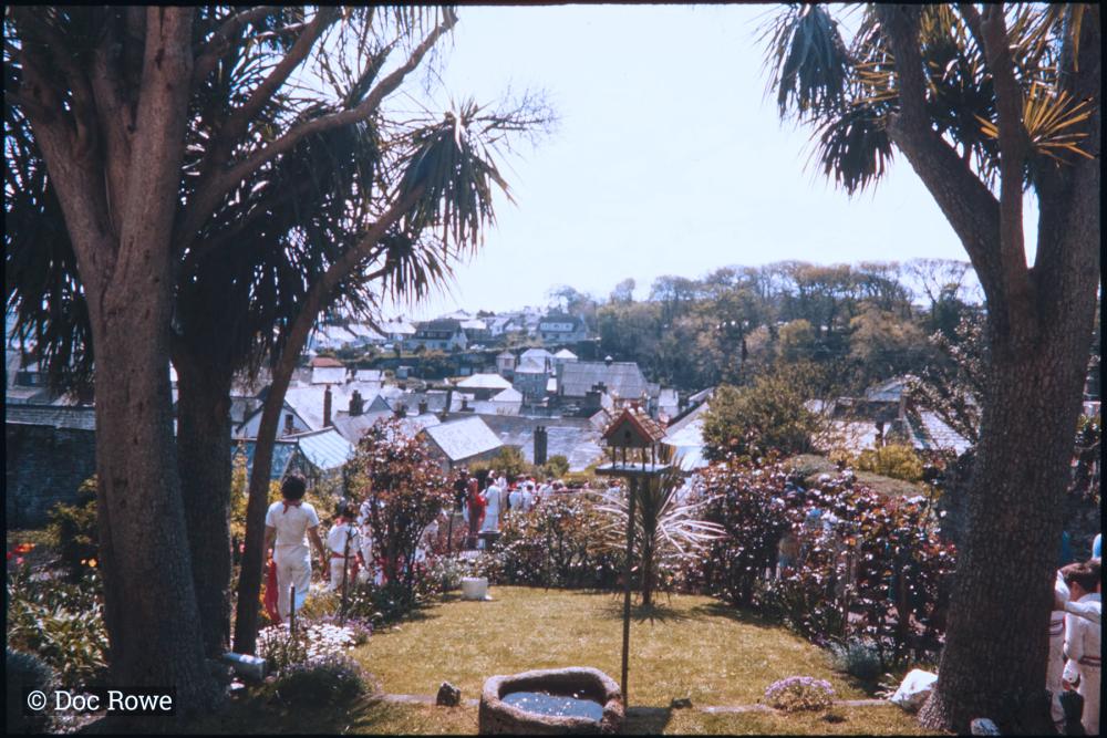 Old Oss procession walking through garden
